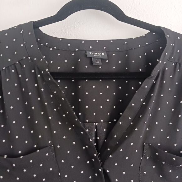 Torrid polka dot long sleeve v-neck hatper blouse size 1X - Picture 2 of 4